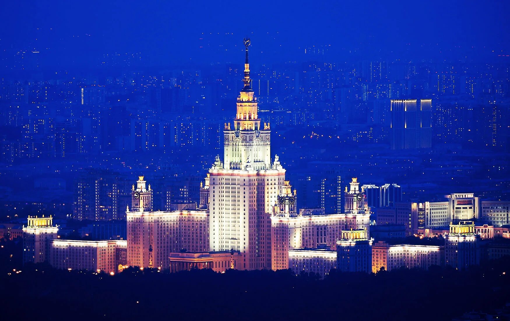 Мгу субтитры. Московский государственный университет имени Ломоносова. Здание МГУ В Москве. Главное здание МГУ им Ломоносова. Высотка МГУ фасад.