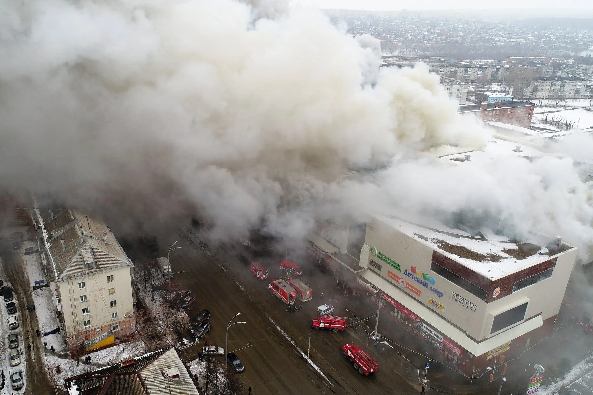 Пожар в Кемерово в ТЦ зимняя вишня. ТРЦ зимняя вишня Кемерово. Пожар в торговом центре «зимняя вишня». Зимняя вишня Кемерово 2018. Зимняя вишня кемерово год когда сгорела