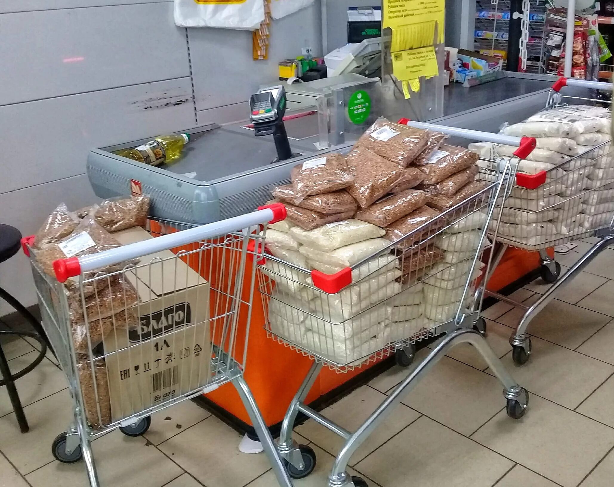 Сеть социальных покупок. Тележка в магазине. Продуктовая тележка с едой. Продукты в супермаркете. Тележка с товарами.