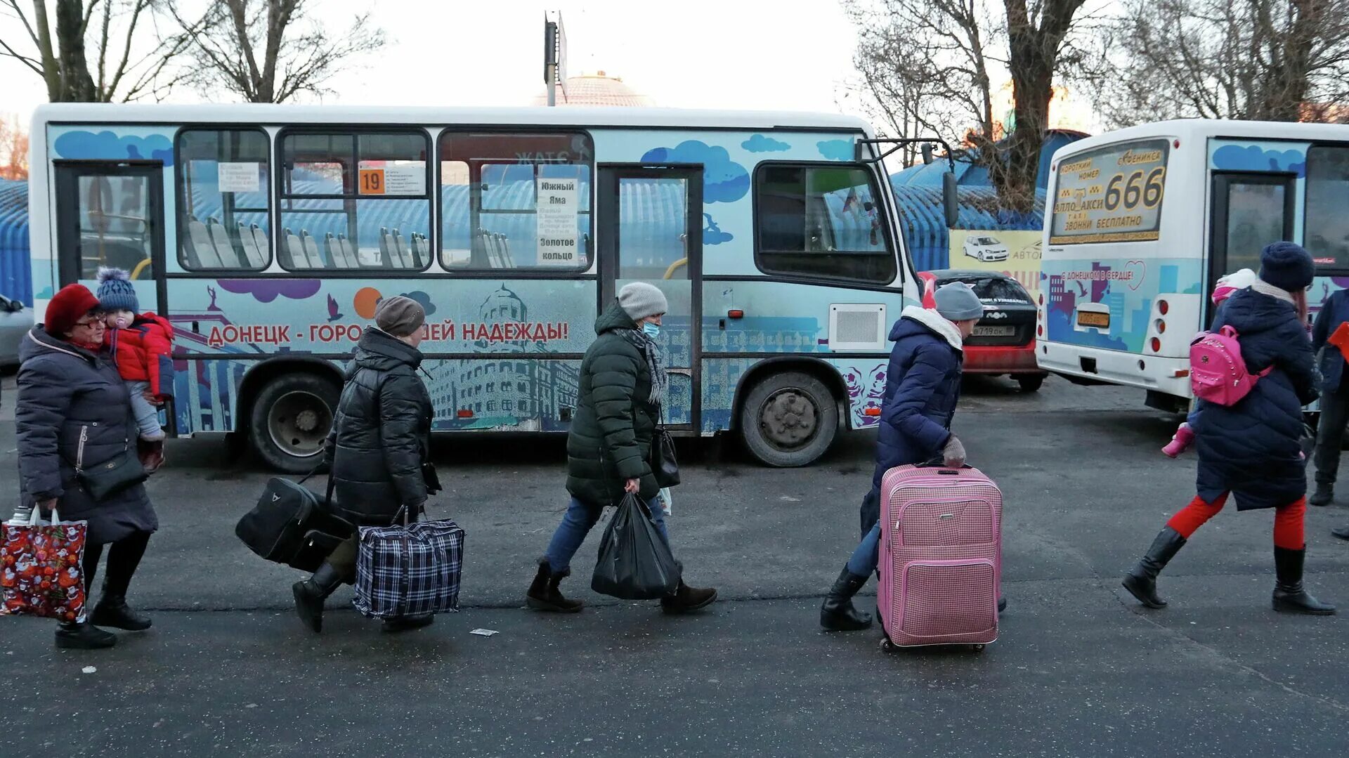 Эвакуация из луганска. Беженцы из мариуполя в донецке. Эвакуируют людей днр. Эвакуируют людей днр. Эвакуация населения 2022.