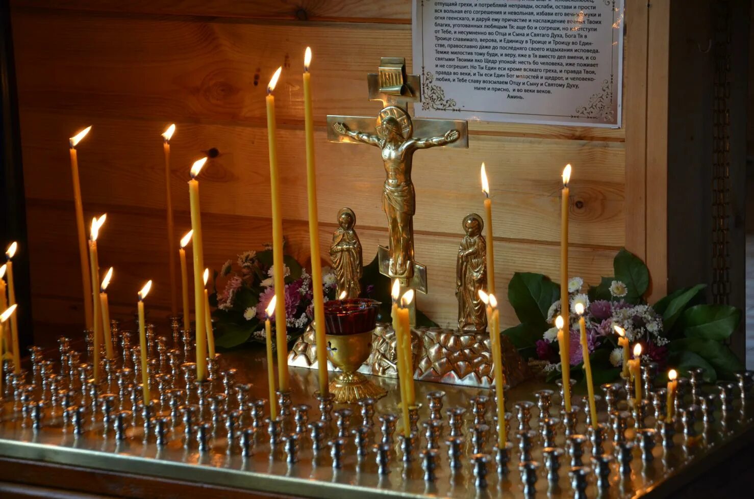 Куда ставят свечи за упокой в церкви
