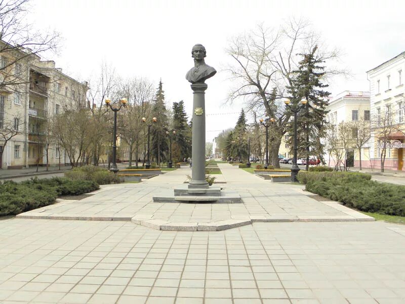 Памятник г. Памятник г р державину в тамбове. Памятник державину тамбов сквер. Г державин в тамбове. Памятник державину тамбов сквер.
