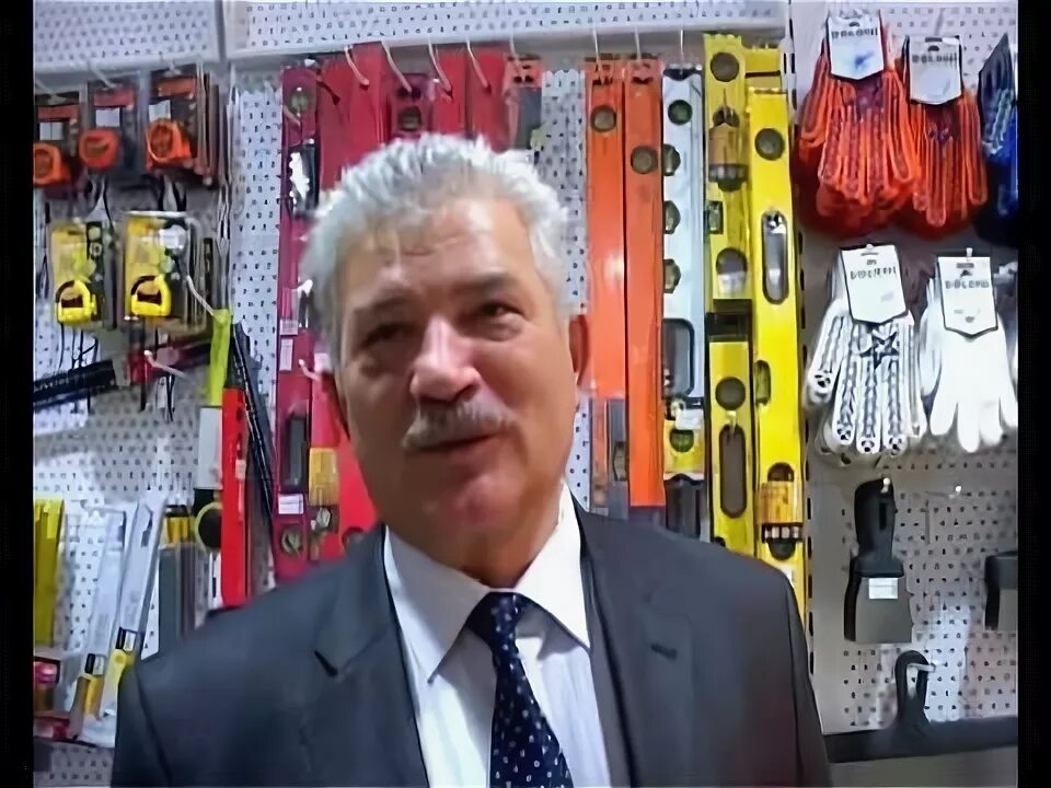 Судак люди. Магазины на набережной судак. Мастеров. Судак отель в виде замка. Рыба муляж судак.