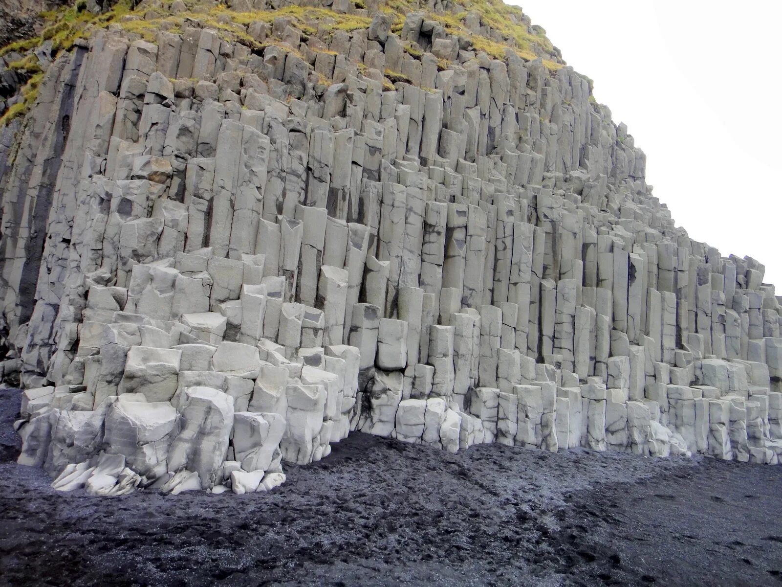 Базальтовые дельты. Исландия базальтовые столбы. Базальтовые скалы Исландия. Базальтовый каньон в Исландии. Базальтовая колонна Геншин.