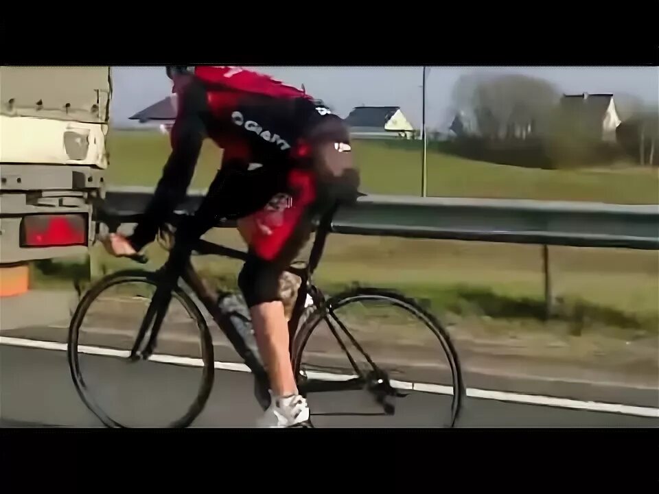 Видео велосипедист на крестовском. Велосипед фура. Велосипедист на МКАДЕ. Велосипедист едет за фурой.