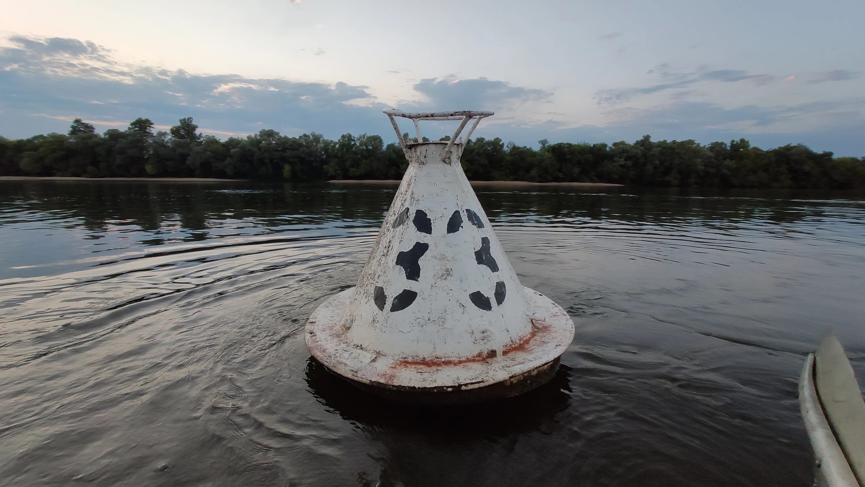 Бакен что это. Буй Бакен веха. ФОРВАТЕР на реке бакены. Бакены на реке фарватер. Буи фарватера.