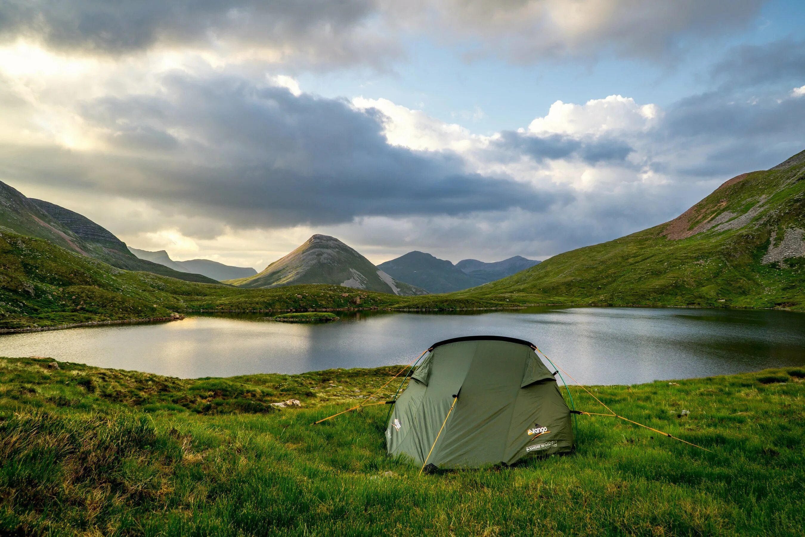 Mountains camping. Горы Алтай озеро палатка. Алтай Кемп палатки. Палатка в горах Алтая. Алтай поход палатки.