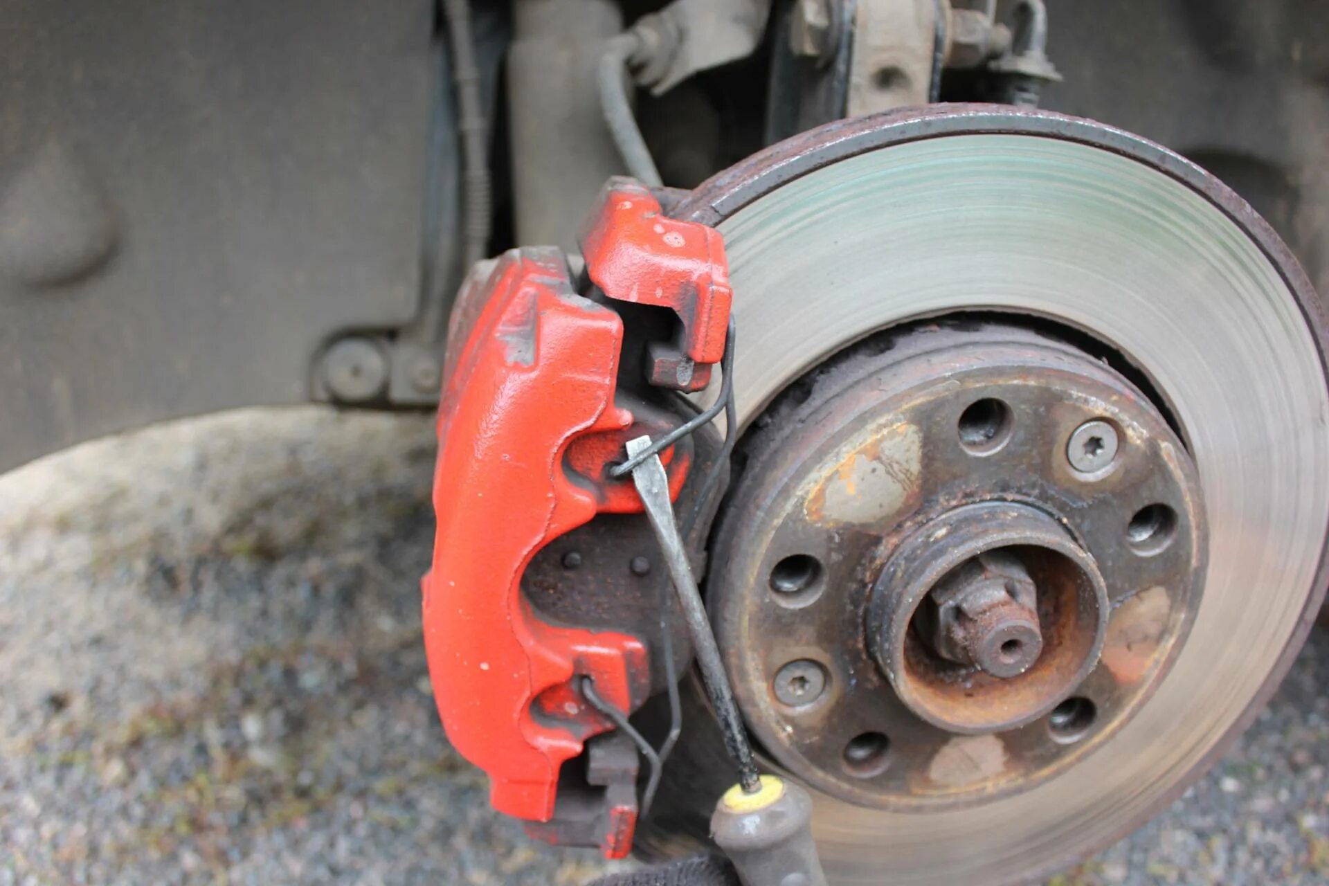 Рено меган 2 2005 года передние тормозные колодки. Колодки задние меган 2. Замена колодок меган 2. Задние колодки рено меган 2. Замена колодок меган 2.