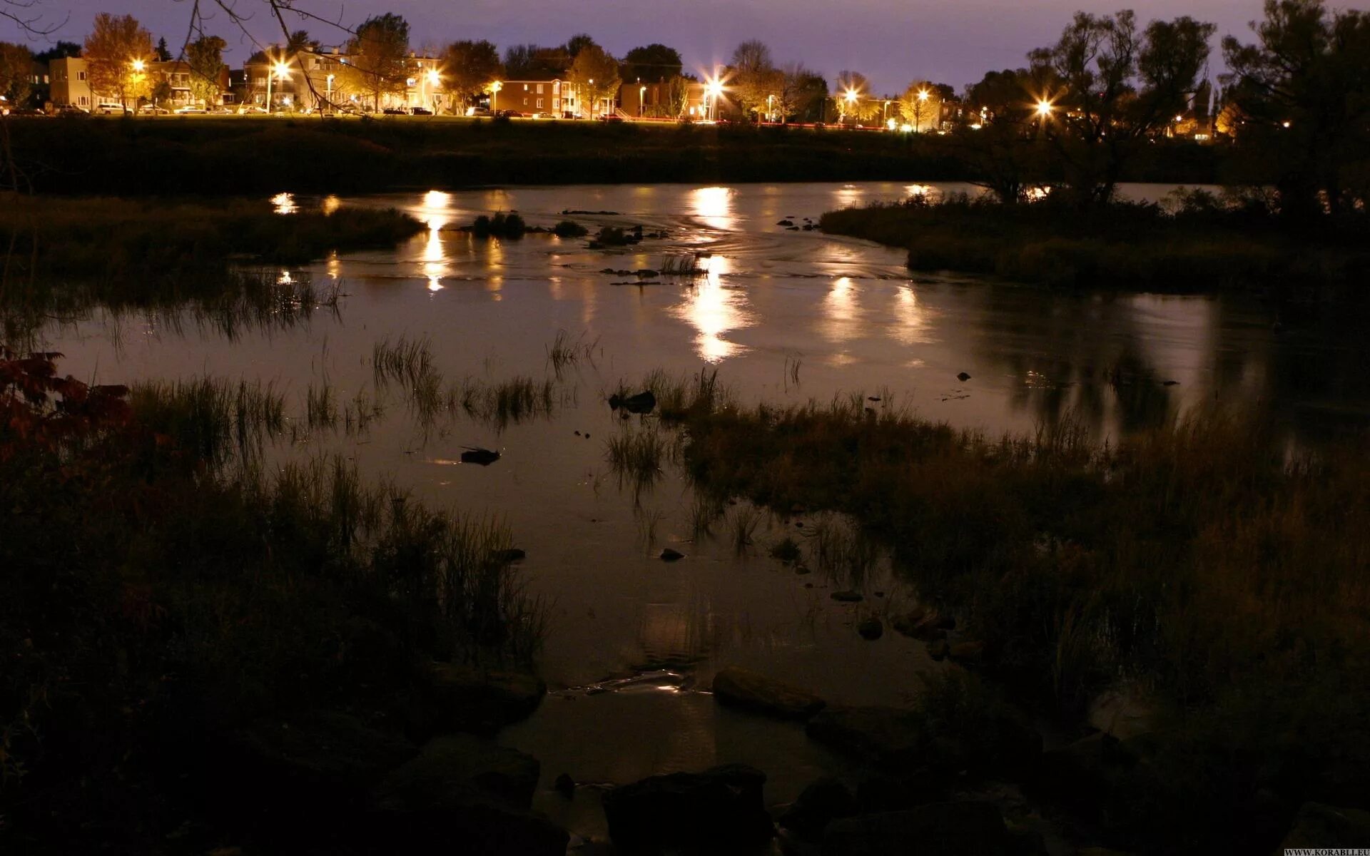 Ночь реки вышли. Река ночью. Речка ночью. Город на берегу реки ночью. Ночная река фото.