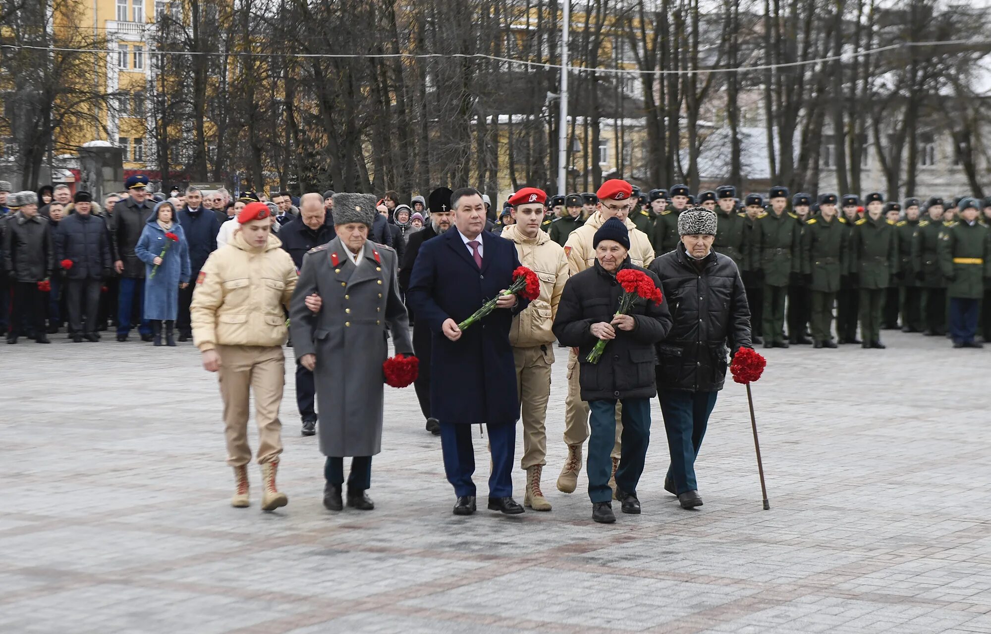 В честь праздника дня защитника. Возложение цветов 23 февраля. Возложение цветов в день защитника Отечества. Возложение цветов к обелиску. Празднование 23 февраля в России.