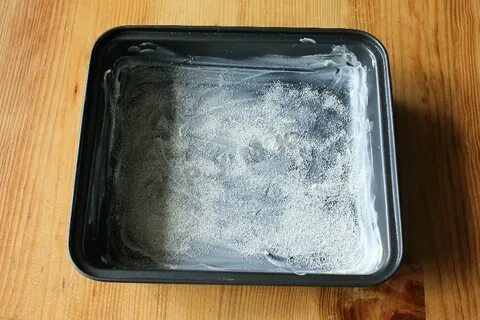 Противень нужно смазывать
