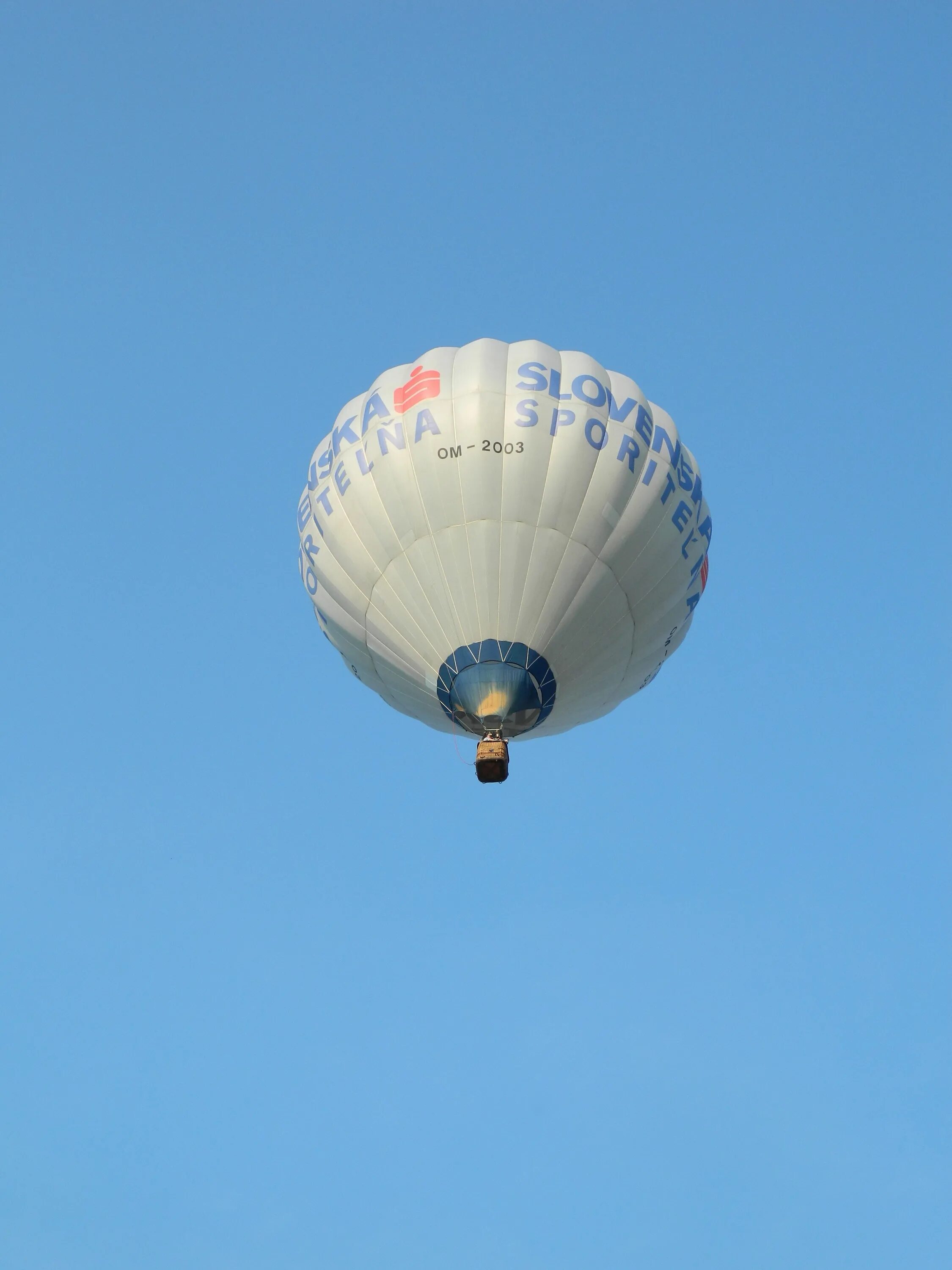 Воздушное судно с шаром. Белый аэростат. Летающий шар самолет. Аэроплан шар летающий.