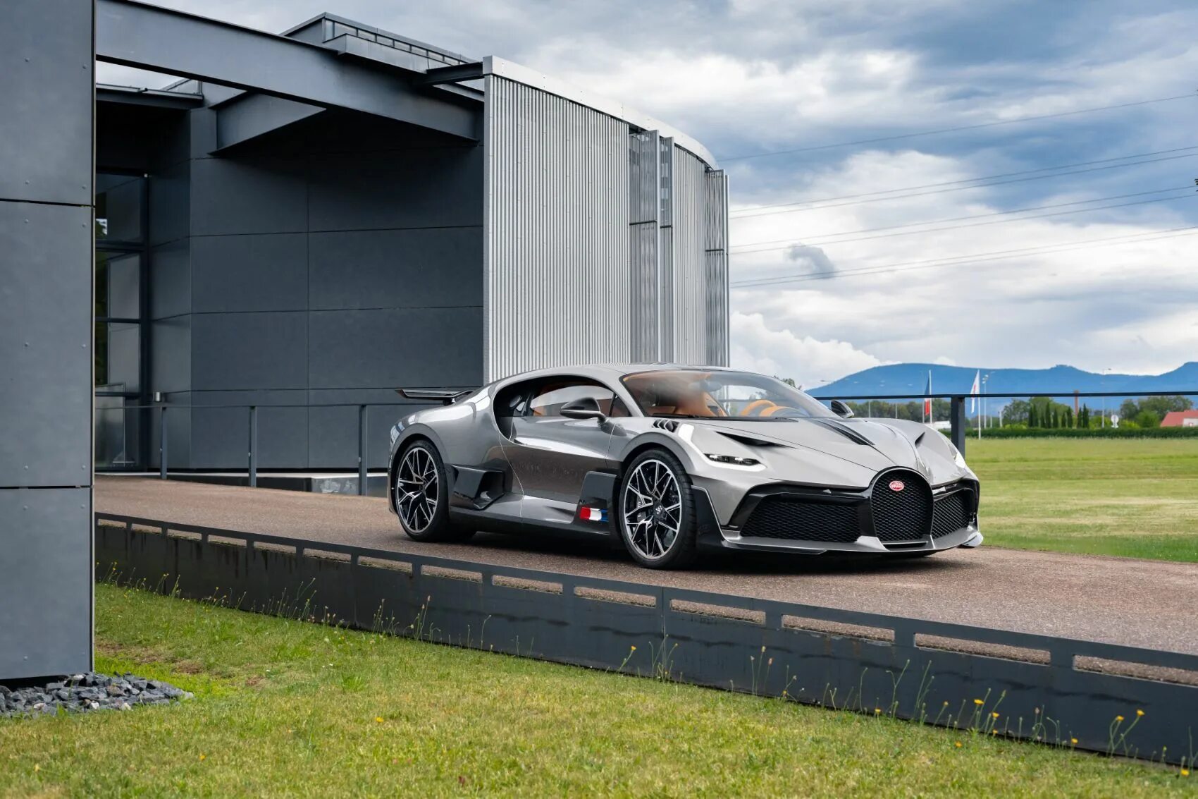 Бугатти Римак. Новый Бугатти Divo 2019. Бугатти Divo Nurburgring. Гиперкар Bugatti Mistral.. Bugatti divo 2021