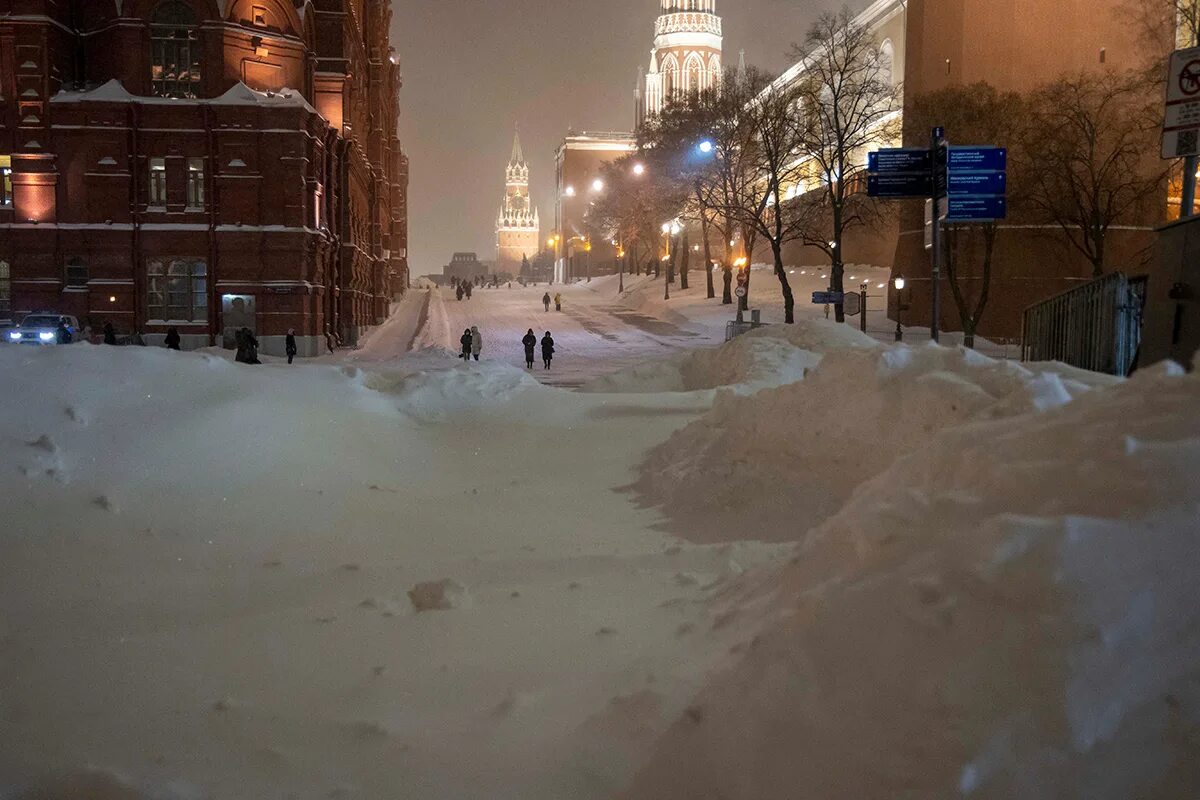 Снег сильный будет. Сугробы в Москве 2022. Москва снегопад 2021. Снежный Покров в Москве. Сугробы в Москве.