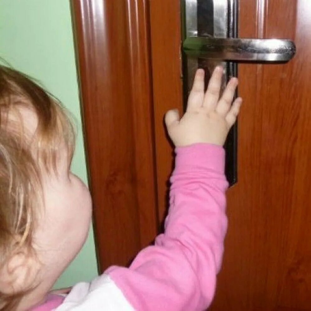 Ребенок заперт в квартире. Замок дверной. Запертая дверь квартиры. Мальчик закрывает дверь. Ребенок закрыл дверь изнутри.