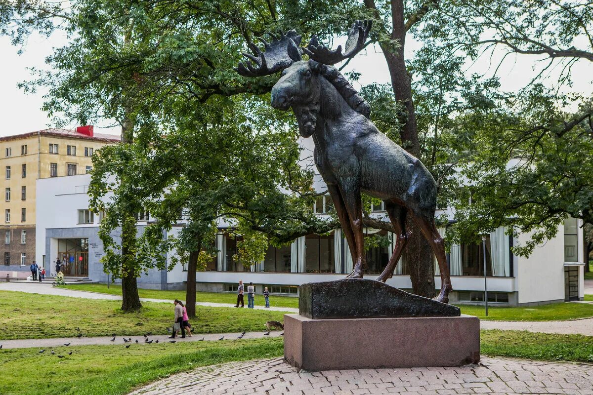 Ленин лось. Парк Эспланада Выборг. Парк Ленина Выборг. Эспланада в Выборге Эспланада парк. Эспланада Выборг памятник лося.