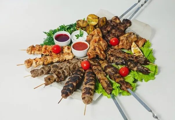 Амур шашлык. Букет шашлыка. мужской букет с шашлыком. букет из шашлыка на шампурах. букет шашлыками шампуром.