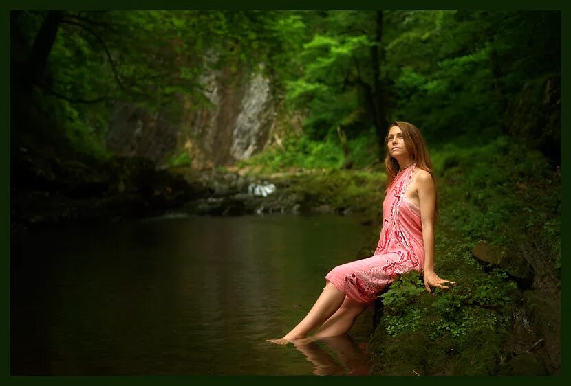 Девушка у реки. Девушка у ручья. Девушка лес река. Фотосессия у ручья.