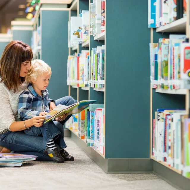 Дети в библиотеке. Библиотека для малышей. Дети с родителями в библиотеке. Мама с ребенком в библиотеке. Children's library