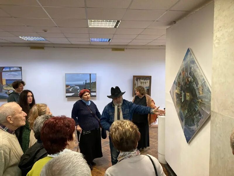 работа в выставочном зале