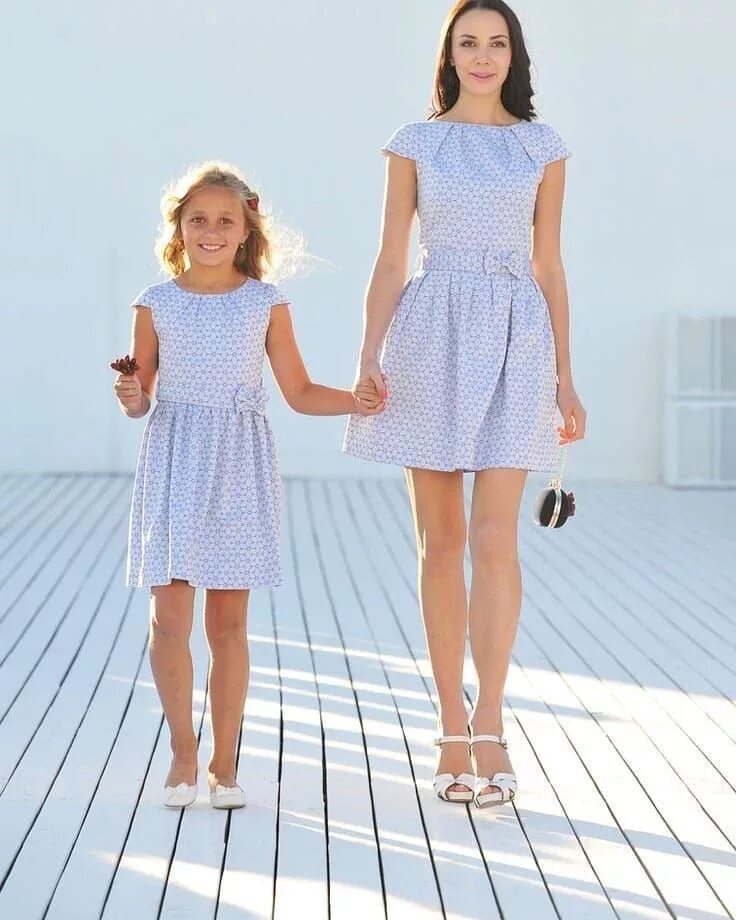 Daughter model. Одежда Фэмили лук мама и дочка. Мама и дочка с платьем. Платье мама и дочка одинаковые. Летние платья для мамы и Дочки.