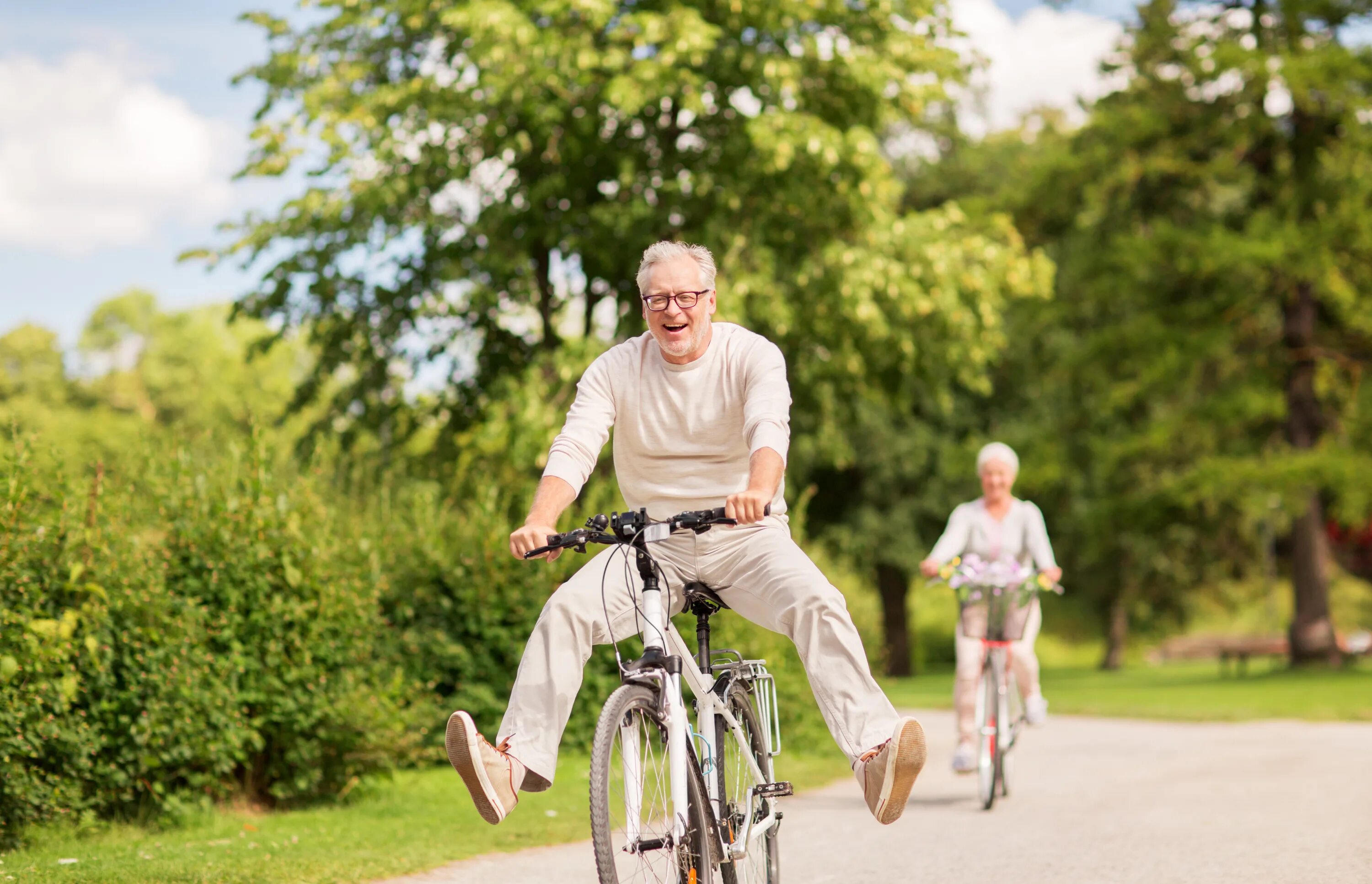 Долголетие семьи. Старик на велосипеде. Велосипед для пожилых людей. Активный образ жизни. Дедушка на велосипеде.
