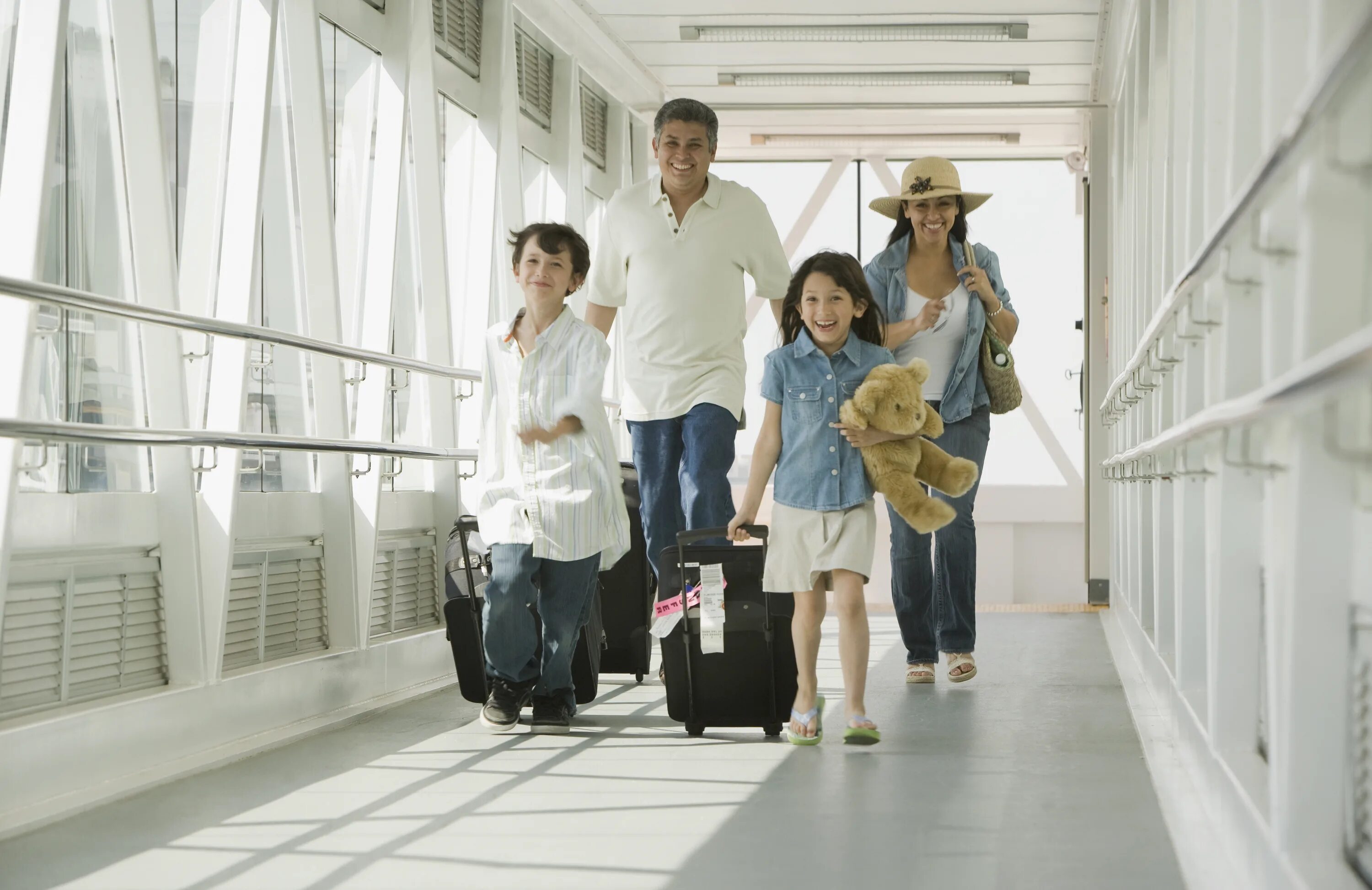 Семья путешествует. M travel family. M travel family. M travel family. Путешествие с семьей.