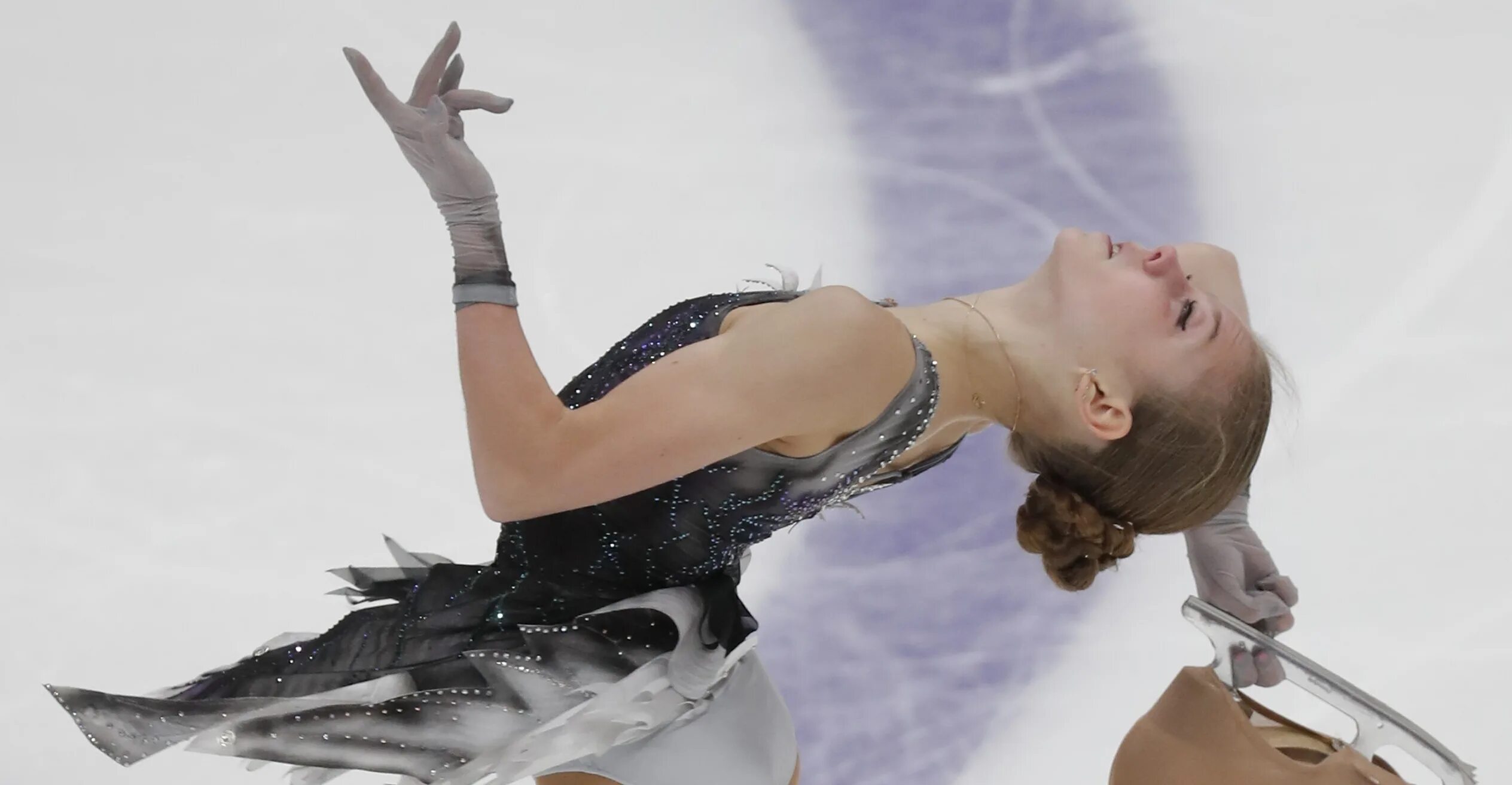 песня александры трусовой два крыла слушать