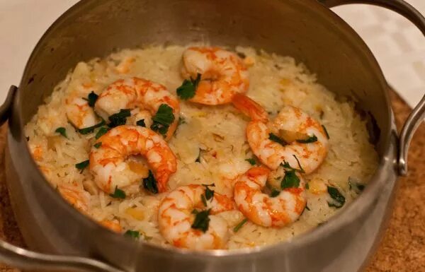 креветки в горшке. тайский суп том ян. креветки в горшочках. каридеш гювеч. гювеч с креветками.