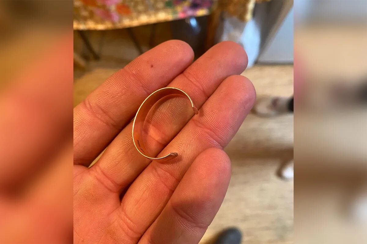 Poor girl ate wedding ring на русском