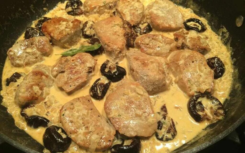 Курица филе кусочками на сковороде рецепты. Курица с черносливом. курица с черносливом в сковороде. куриное филе с черносливом. мясо куриное на сковороде кусочками.