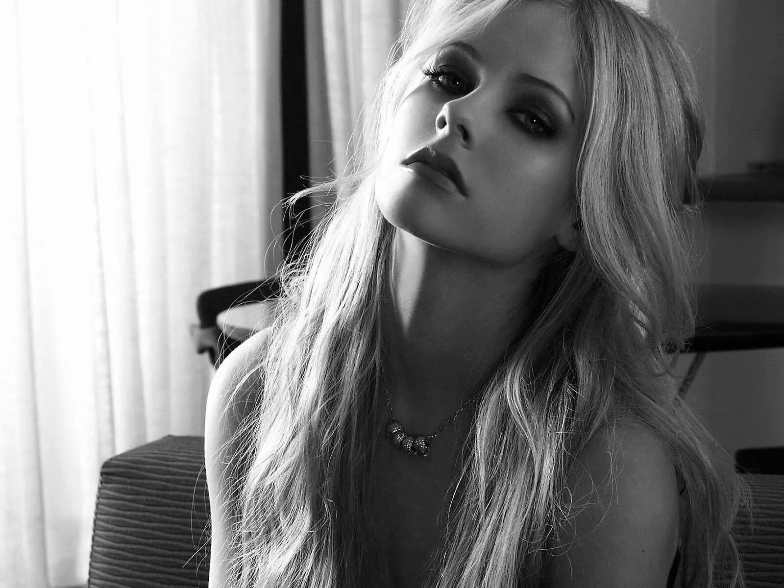 Чувственная блондинка. Avril Lavigne чб. Аврил Лавин черно белые фото. Дерзкая блондинка. Блондинка с черными глазами.