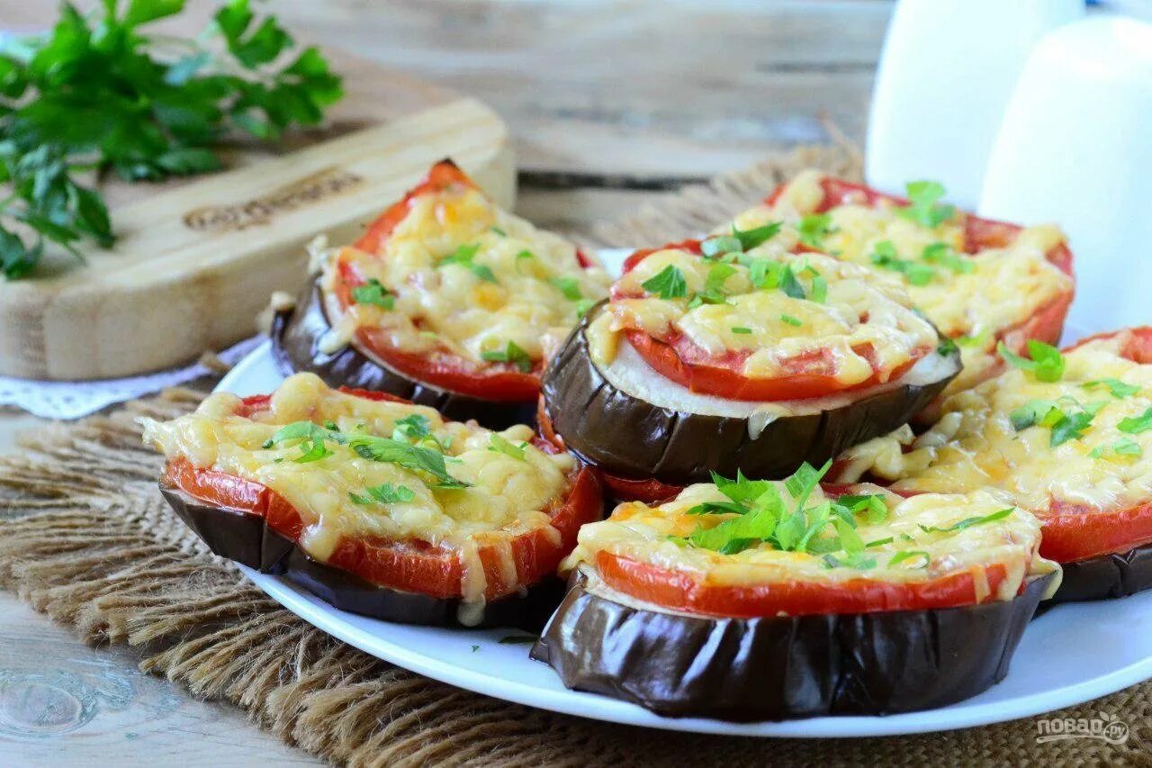 Приготовления закусок из овощей. Баклажаны закуска. Запеченные баклажаны с помидорами. Баклажаны с сыром. Баклажаны запеченные с сыром и помидорами.