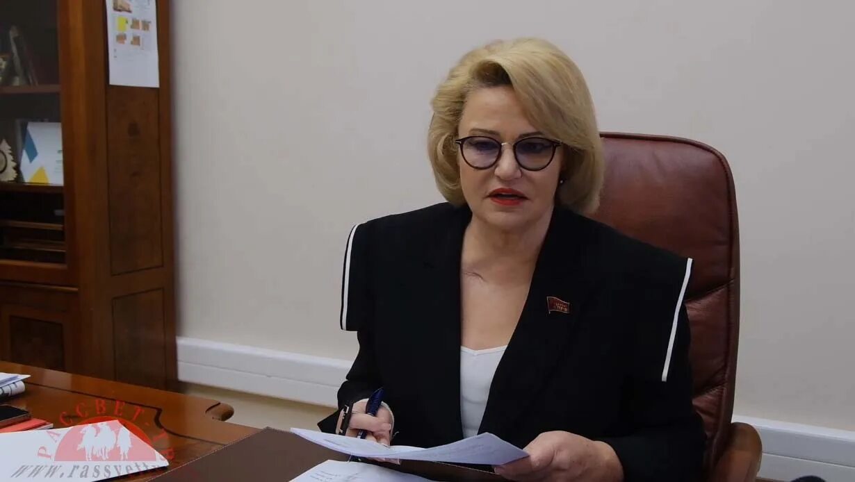Депутат останина семья. Останина депутат госдумы. Останина депутат госдумы. Останина депутат госдумы. Депутат останина отбелила.