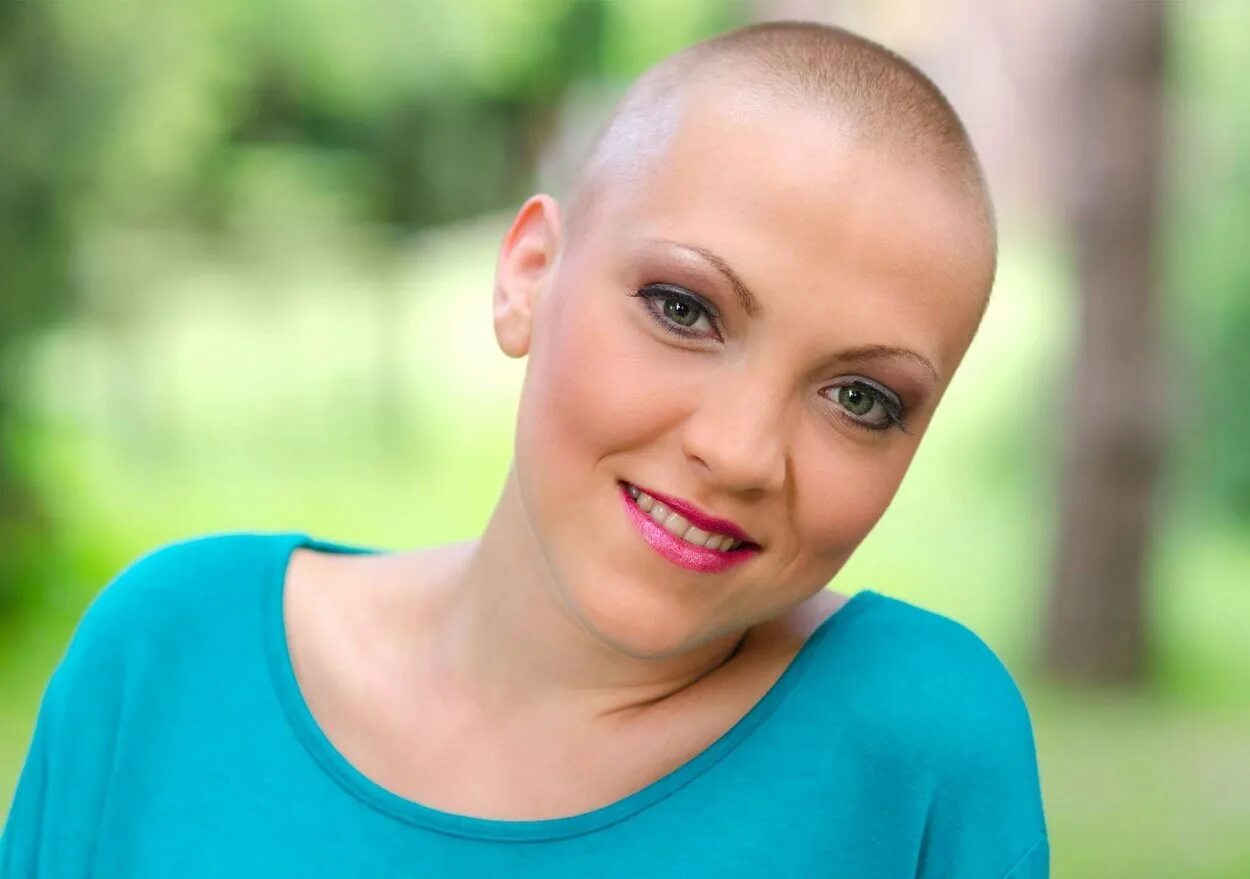 Рост волос после химиотерапии. Стрижки после химиотерапии. Прически после химиотерапии для женщин. Короткая стрижка женская после химиотерапии. Женщины после химиотерапии фото.