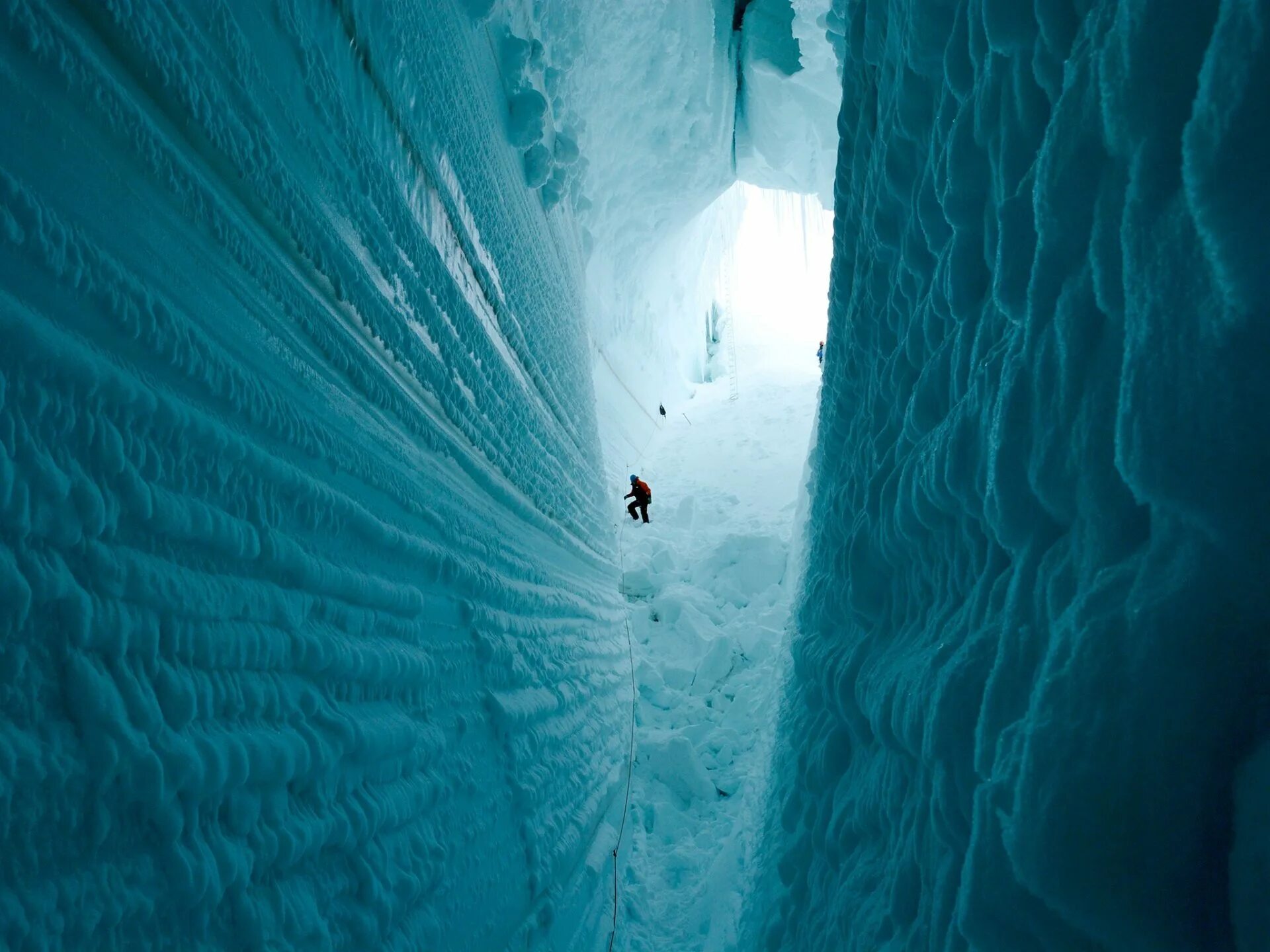 Лед байкала. Озеро байкал зима. Пещера ледяных гигантов айсризенвельт австрия. Бугульдейка лед. Синий лед.