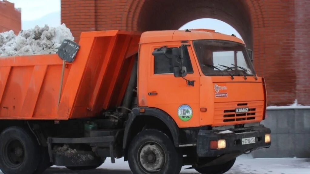 Снегоуборочный КАМАЗ. Вывоз снега КАМАЗ. КАМАЗ со снегом. КАМАЗ 1800.