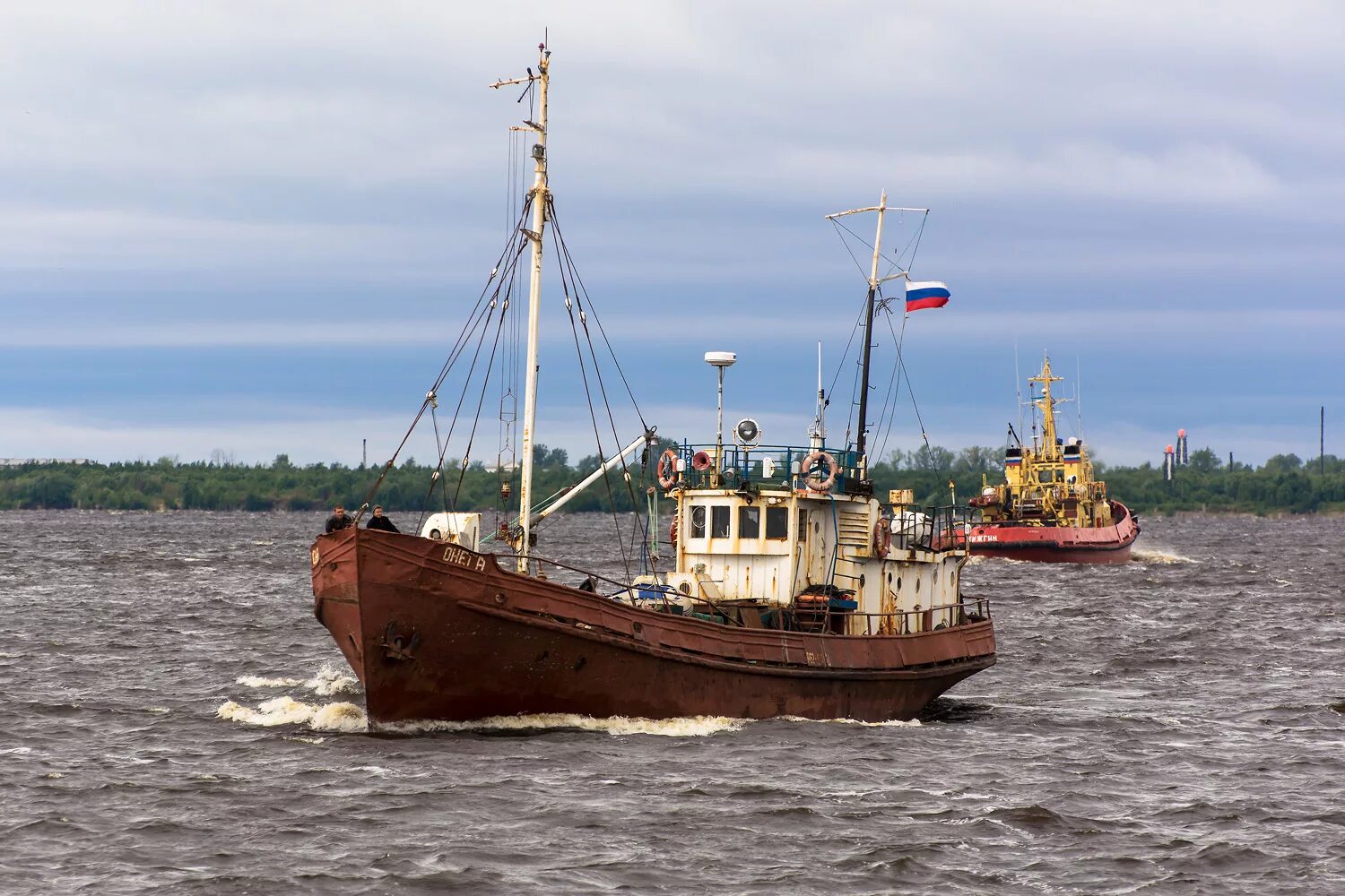 Судно онега. Рыболовецкое судно Онега. Траулер Онега. Рыболовецкий траулер Онега. ПТС Онега судно.