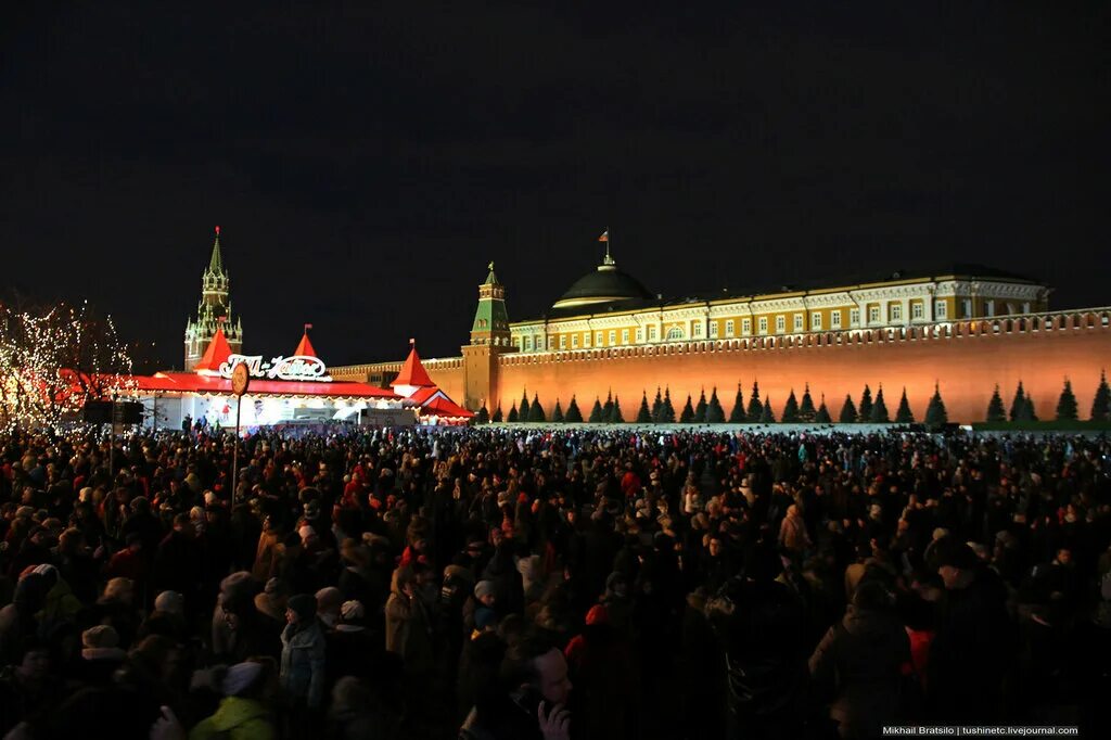 площадь москвы. 2023 площади. красная площадь прогулка. люди на красной площади в новый год. букингемский дворец фото.