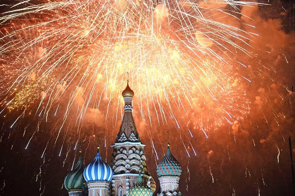 Салют победы видео. Салют Победы. Праздничный салют Победы. День Победы праздник салют. Салют над городом в честь праздника Победы.