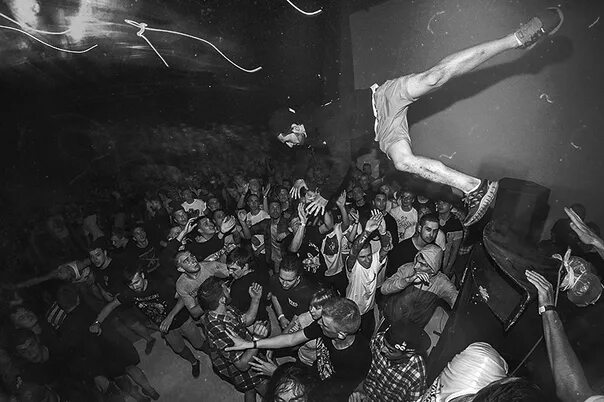 Толпы хардкор. Слэм мошпит. moshpit группа. хардкор концерт. мош на концерте.