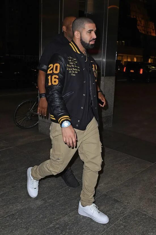 Drake travis scott sicko mode. Дрейк и трэвис скотт. Донат дрейк. Бородатый в костюме. Drakes mode.