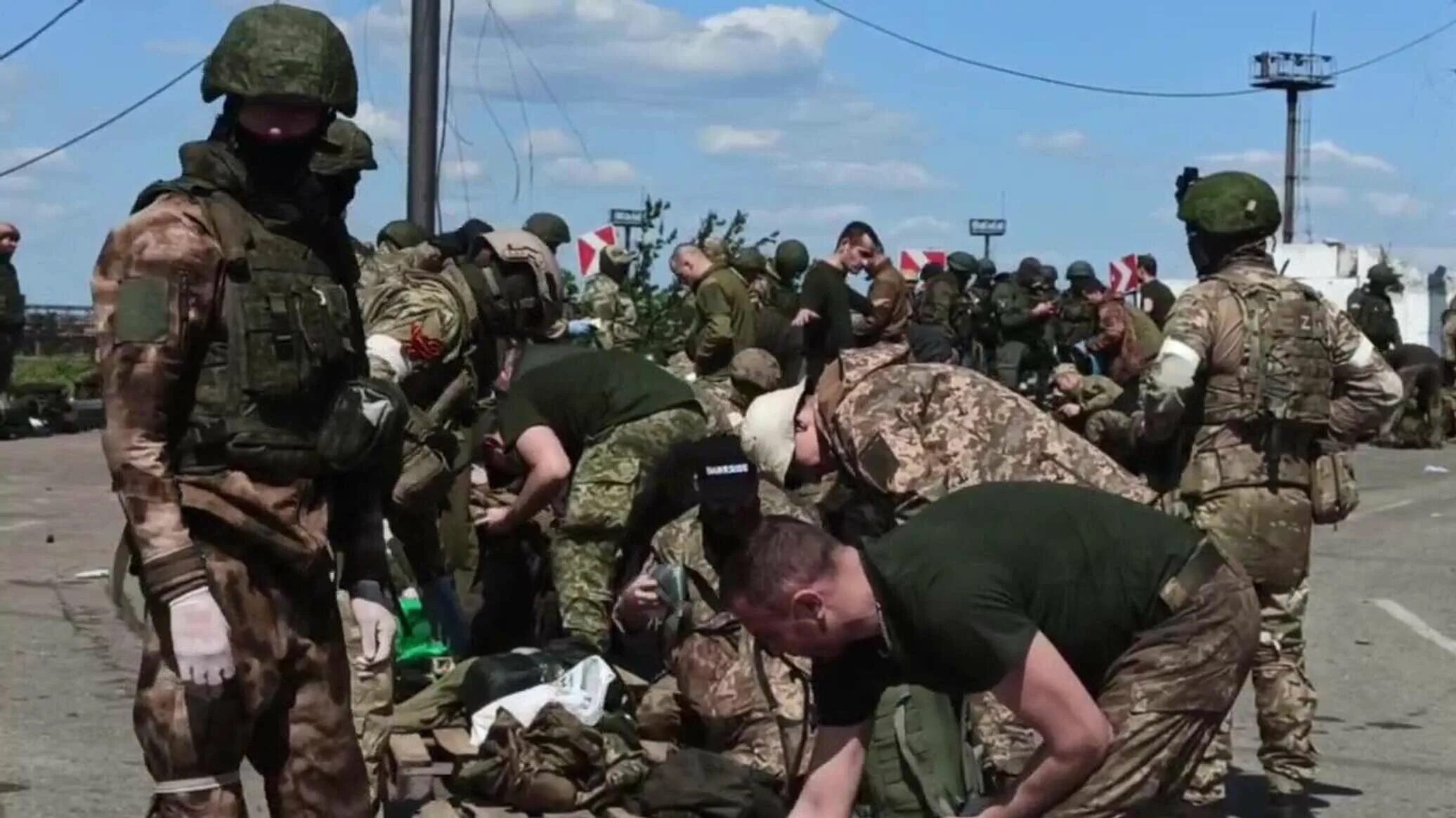 Украина сдалась в войне с россией. Пленные азовцы в Мариуполе. Мариуполь сдача в плен Азова. Пленные азовцы в Мариуполе 2022.