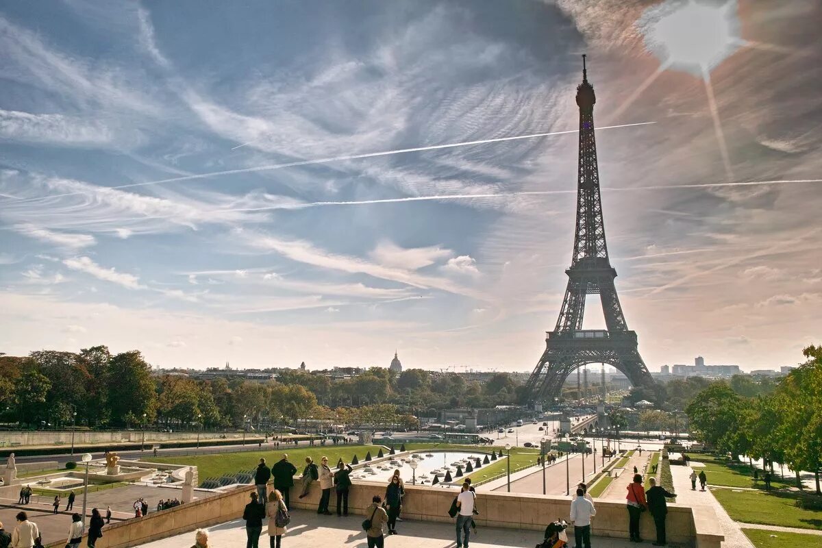 Маленький париж в новгороде. Эйфель башня. Эйфелева башня в Париже. Эльфелева башня в Питере.