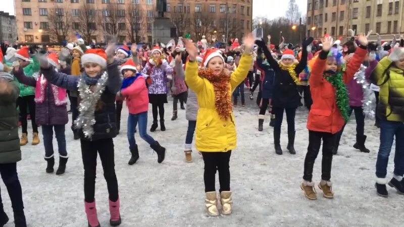 Дети танцуют на улице. Летний детский танцевальный лагерь. Детские флешмобы лет. Флешмоб школьников. Флешмоб для детей.