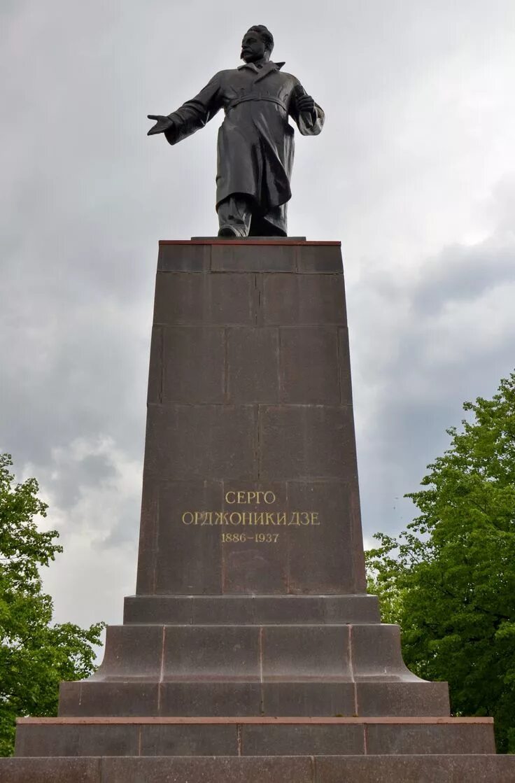 С чем связано два памятника серго орджоникидзе. Памятник Серго Орджоникидзе Екатеринбург. Уралмаш памятник Серго Орджоникидзе. Памятник Серго Орджоникидзе Екатеринбург Уралмаш. Статуя Серго Орджоникидзе 1937 ингал.