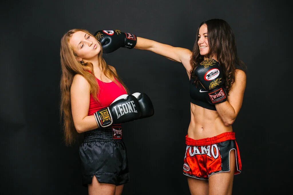 Александра орлова тайский бокс. Занятия по боксу для девушек. Бокс для девушек екатеринбург. Бокс для девочек. Боксы для девочки 14 лет.