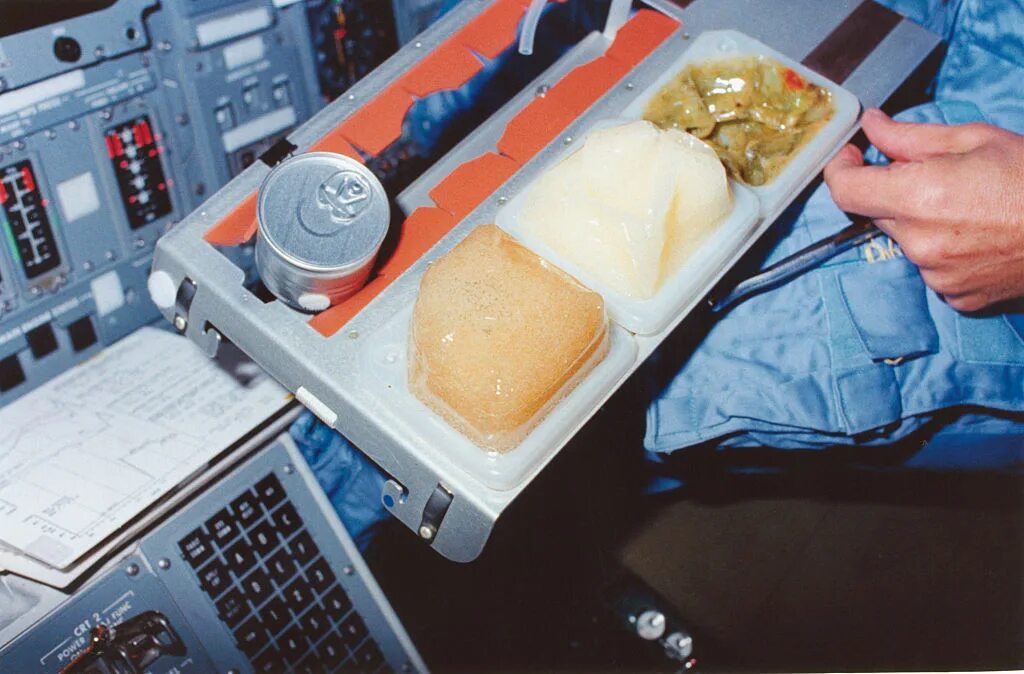 Какие конфеты первыми побывали в космосе. Кухня на МКС. Еда Космонавтов. Питание Космонавтов. Еда Космонавтов в космосе.
