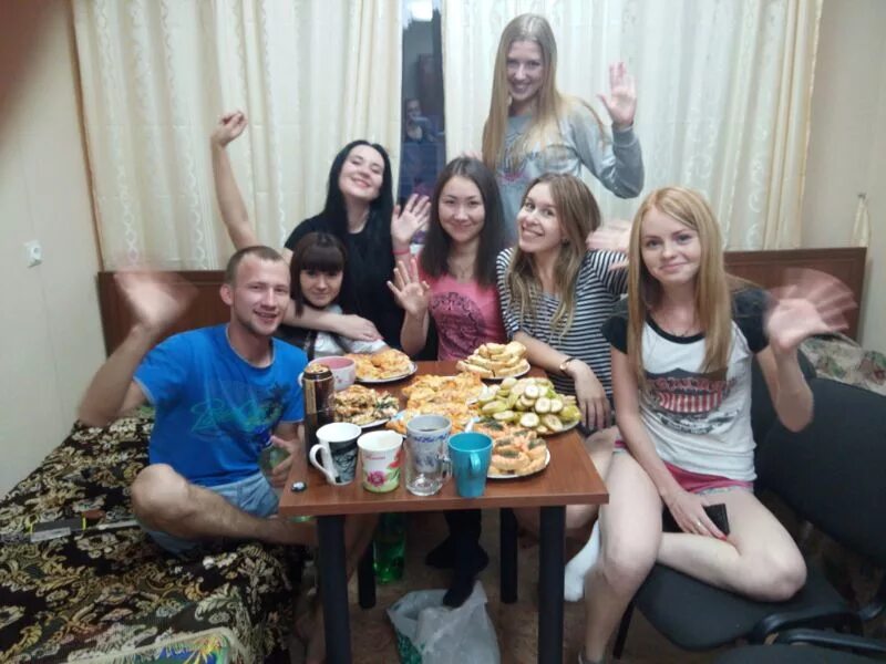 Жизнь в общаге. Девушки в общежитии. студенты в общежитии. жизнь в общежитии студенты. студенческая жизнь общага.
