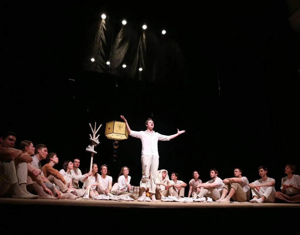 театр эстетика. московский театр мастерская п. артисты на сцене театра. театральная сцена. театральная постановка.